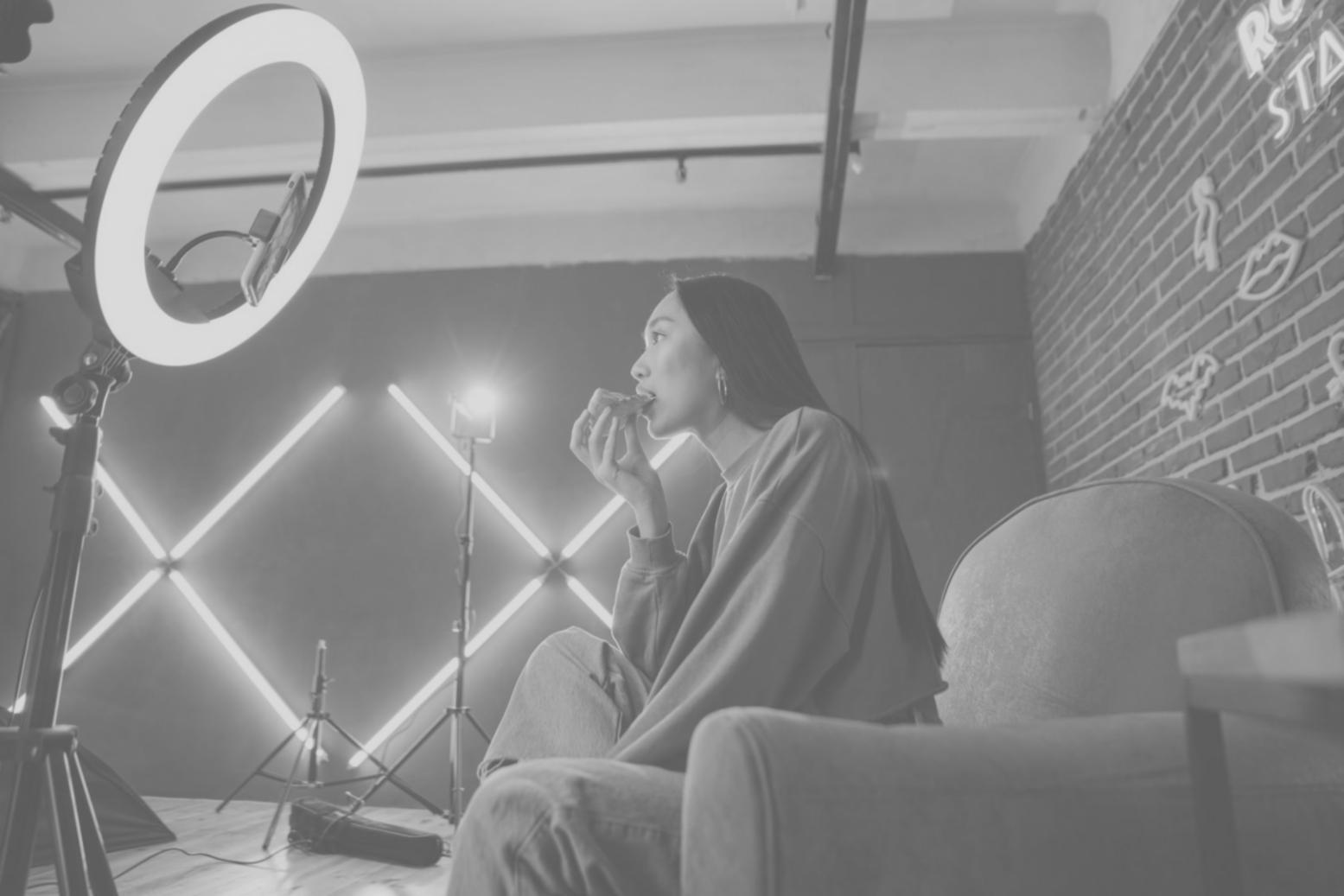 Фотожурналіст за роботою з професійною камерою